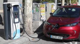 La falta de puntos de recarga hace imposible usar coches eléctricos en el interior de España