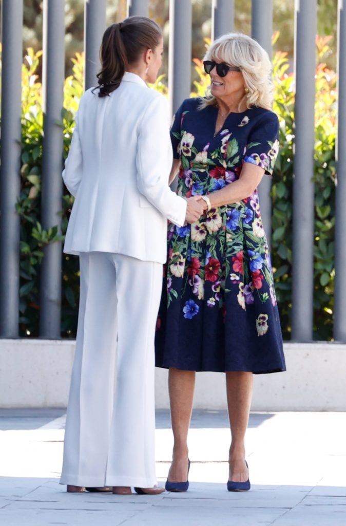 Jill Biden ha llegado tarde y luciendo unas gafas de sol que no se ha quitado hasta que han pasado unos minutos charlando con la reina Letizia | Gtres