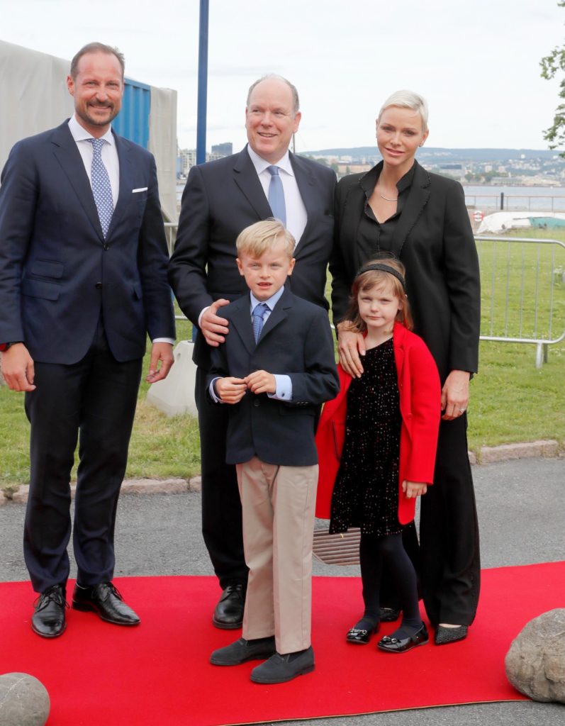 En este primer viaje oficial fuera del Principado, Alberto y Charlene de Mónaco han viajado con sus hijos | Gtres