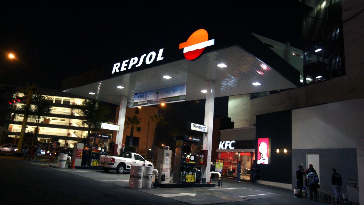 Repsol desafía a la CNMC y continúa con su plan de descuentos en los combustibles