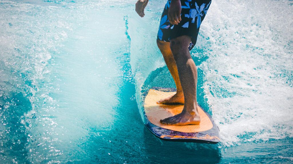 beneficios de hacer surf en verano para la salud
