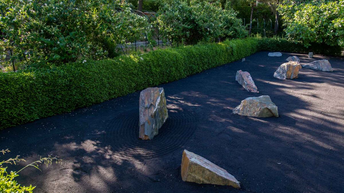 El Botánico inaugura un jardín zen negro con 70 toneladas de ceniza de La Palma