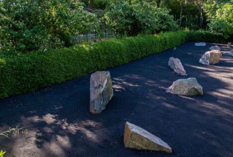 El Botánico inaugura un jardín zen negro con 70 toneladas de ceniza de La Palma