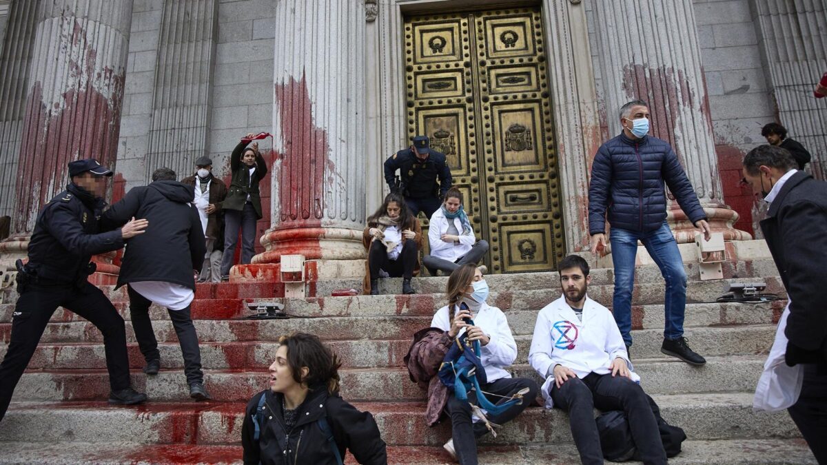 Diez científicos activistas declaran en comisaría por «alterar notablemente» el Congreso