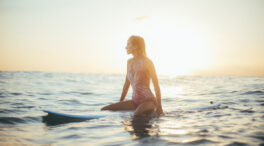 Seis beneficios de hacer surf, una opción más para ponerte en forma en verano