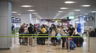 Colas en el aeropuerto de Barajas: caos en el control policial