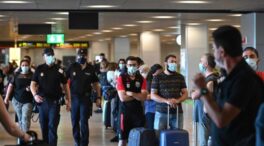 Policías desmontan la versión del Gobierno en los aeropuertos: «El turista es quien lo paga»