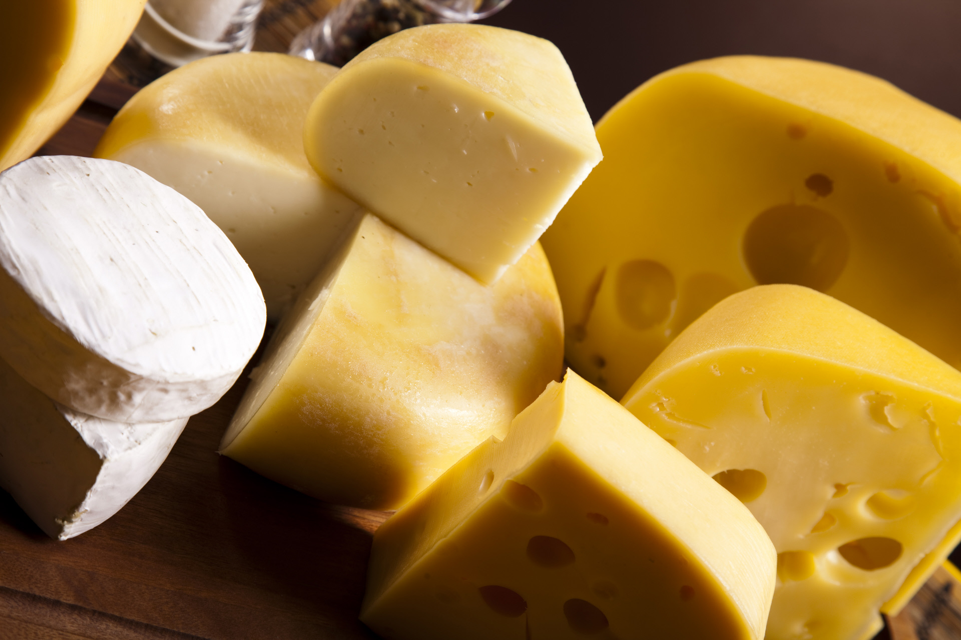 Comer queso y perder peso es posible: la lista de los que menos (y más) nos engordan