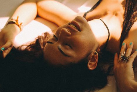 Por qué tu pareja cierra los ojos cuando tiene sexo contigo (y qué significa realmente)