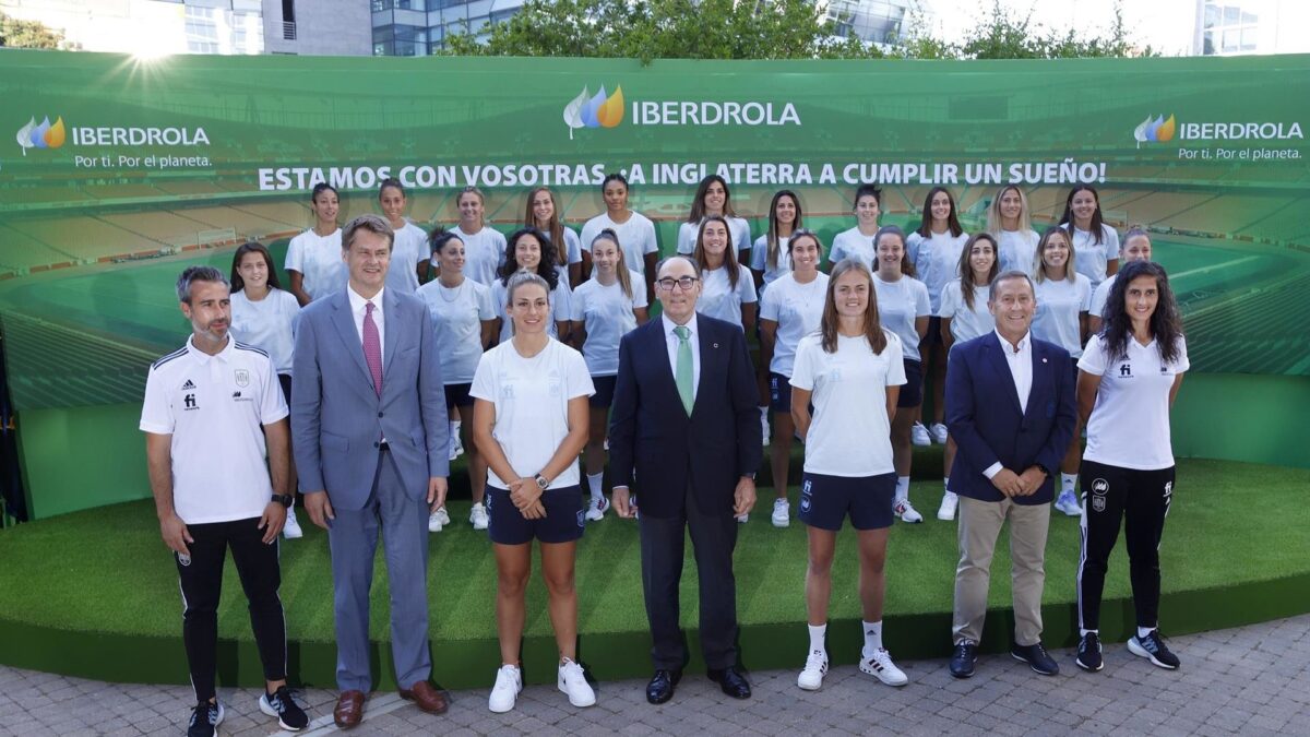 La Selección femenina de fútbol visita la sede de Iberdrola