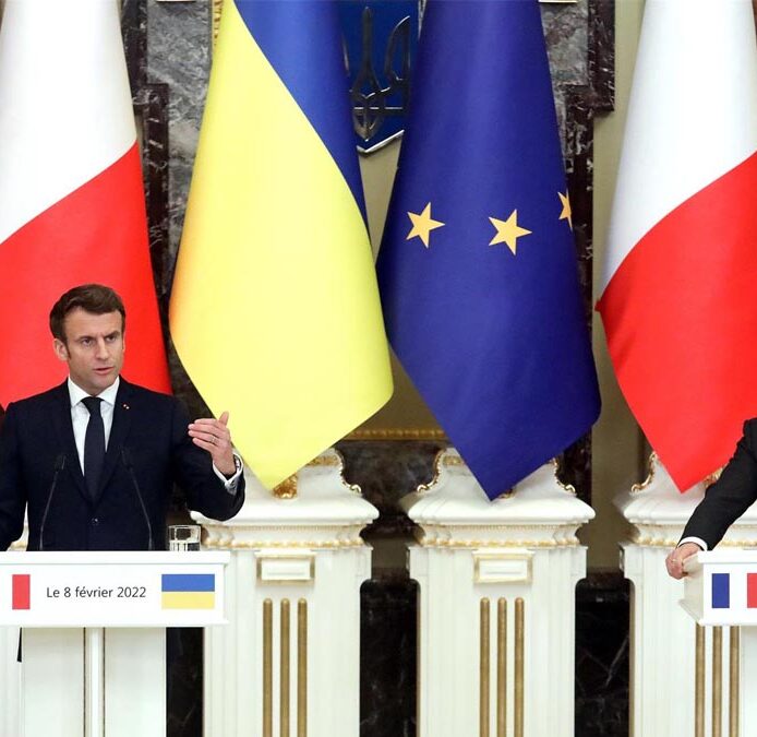 Macron asegura a Zelenski que entregará más armamento pesado a Ucrania
