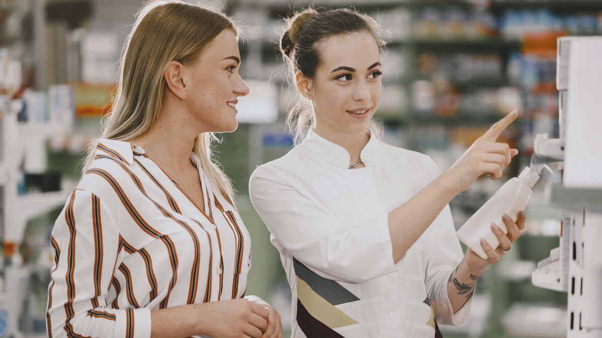 Farmacéutica aconsejando a una clienta (fuente: Freepik/prostooleh)