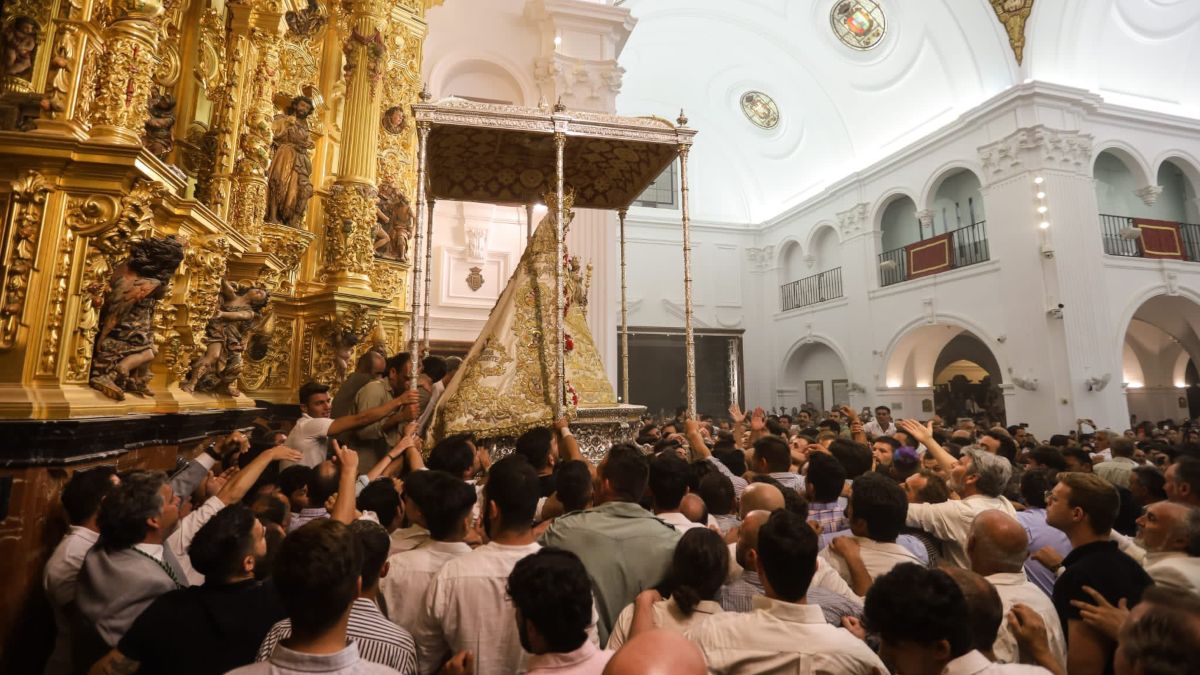 Suspendida la procesión de la Virgen del Rocío por la rotura de una de sus  andas