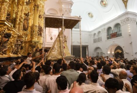 Suspendida la procesión de la Virgen del Rocío tras romperse un banco del paso nuevo