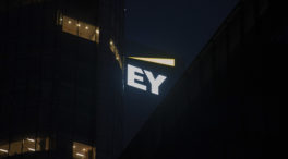Ernst & Young, multada con 100 millones en EEUU por las trampas de sus auditores