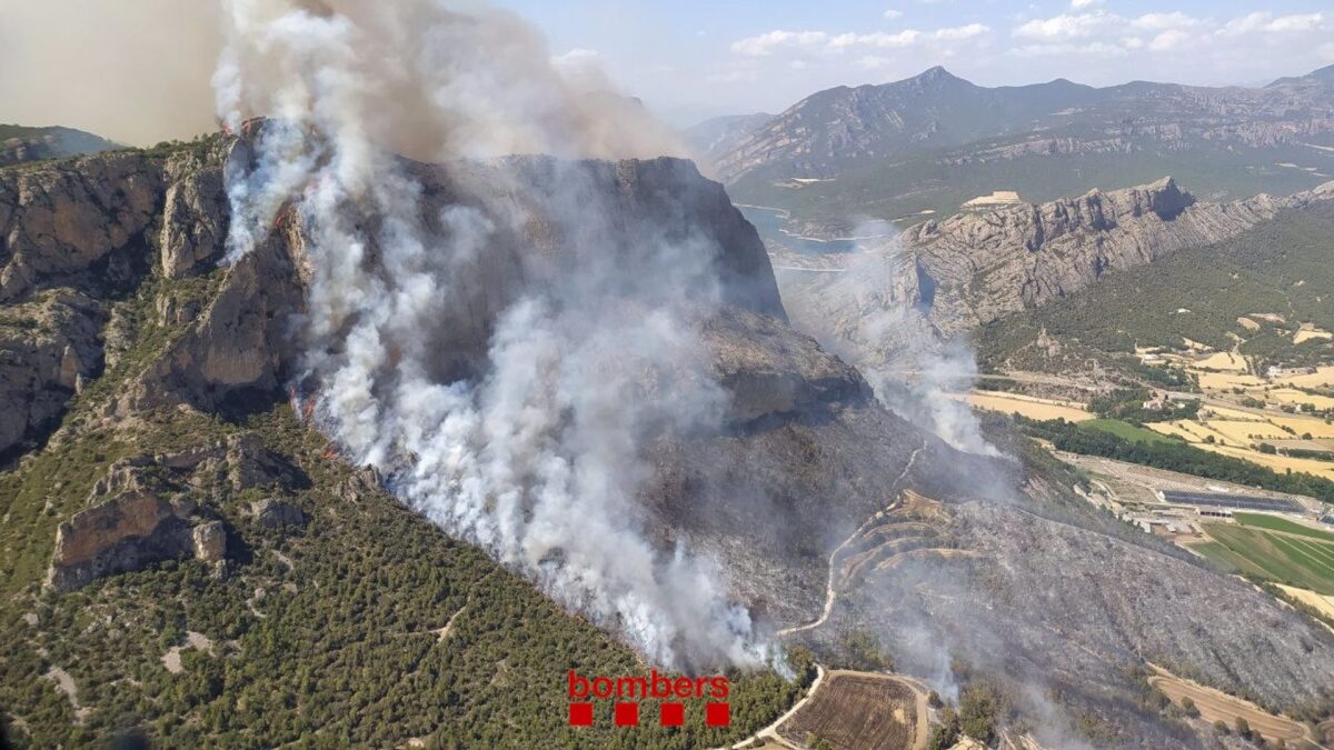 Los bomberos estabilizan el incendio de Peramola y prevén hacer lo mismo con el de Artesa (Lérida)