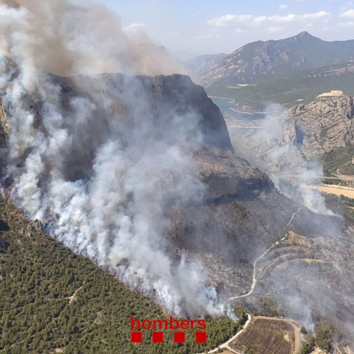 Los bomberos estabilizan el incendio de Peramola y prevén hacer lo mismo con el de Artesa (Lérida)