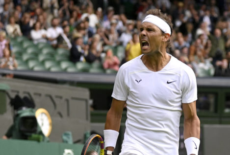 Nadal se agarra a Wimbledon tras vencer en la primera ronda sufriendo más de lo esperado