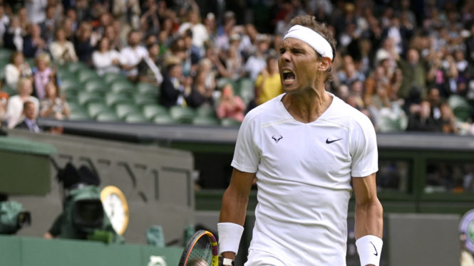 Nadal se agarra a Wimbledon tras vencer en la primera ronda sufriendo más de lo esperado