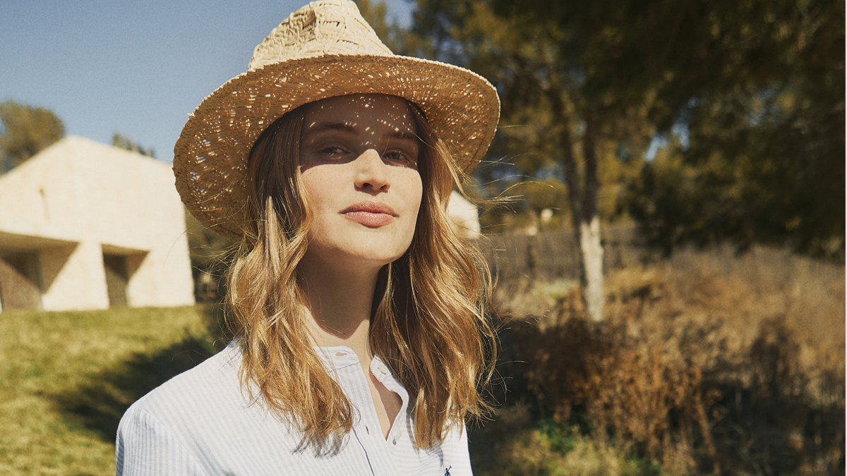 Mujer utilizando un sombrero durante el verano (fuente: Polo Club)