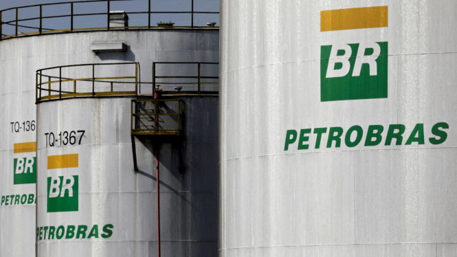 La crisis política brasileña y la subida de precios zarandean a Petrobras, que pierde casi un 10%