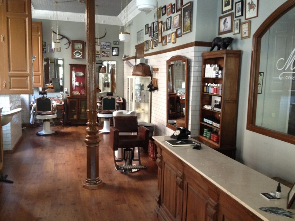 Interior de la barbería Malayerba de Madrid