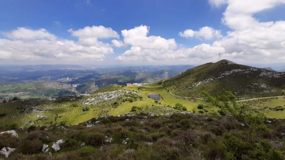 Los cielos, nubosos, con lluvias y tormentas en el noroeste y en el interior peninsular