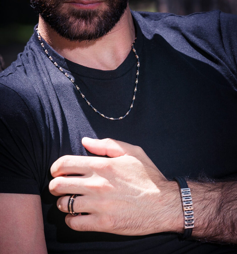 Una tendencia que no desaparecerá: anillos y brazaletes para hombre.