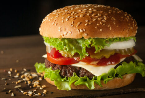 Cómo hacer una hamburguesa más sana y con menos calorías en cinco pasos