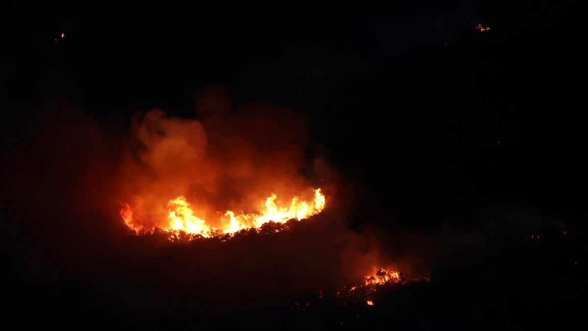 Los bomberos logran frenar el incendio en la sierra de Leyre (Navarra)