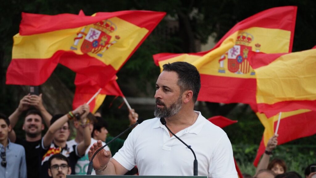 Santiago Abascal en un mitin electoral pidiendo el voto por Vox en vez del PP