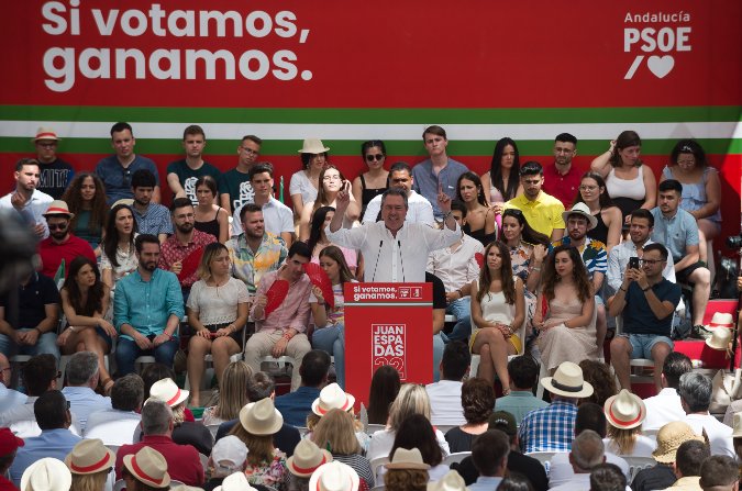 Juan Espadas en un mitin electoral pide el voto por el PSOE en vez del PP