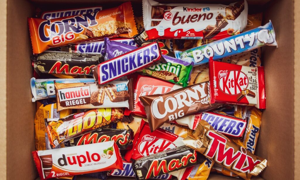 Los fabricantes de chocolate saben que la noche es el mejor momento para anunciar estos alimentos