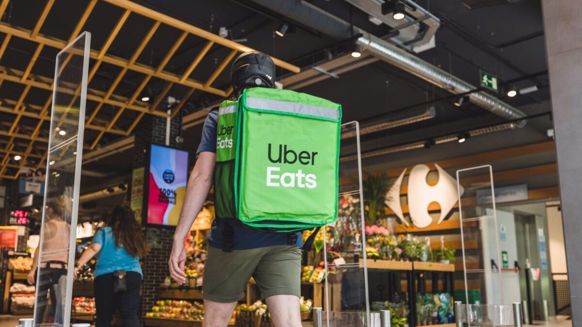 Carrefour y Uber Eats se asocian para llevar la compra a domicilio