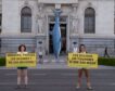 Greenpeace cuelga un tiburón de cinco metros en Madrid contra la pesca sin control