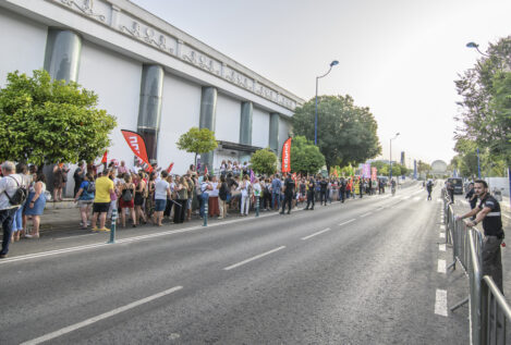 Una protesta de trabajadores de Canal Sur recibe a los candidatos de Andalucía