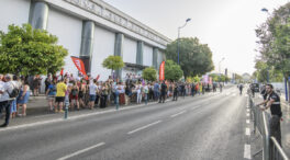 Una protesta de trabajadores de Canal Sur recibe a los candidatos de Andalucía