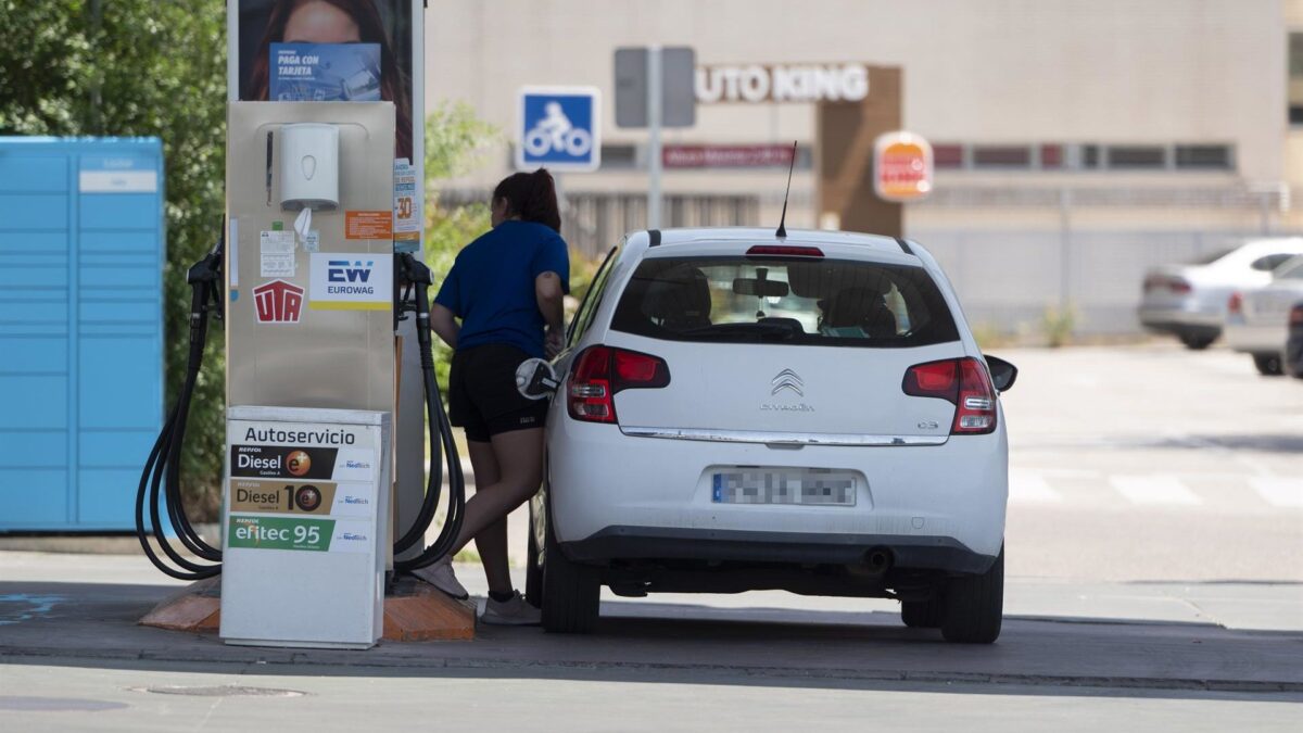 La gasolina y el diésel registran nuevos récords y se afianzan por encima de los dos euros