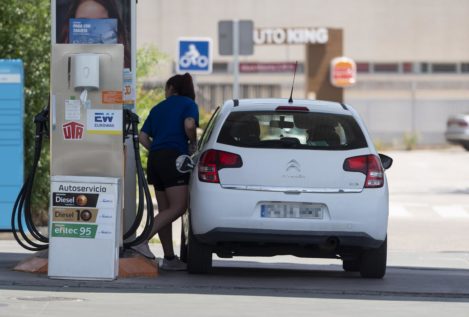 La gasolina y el diésel registran nuevos récords y se afianzan por encima de los dos euros