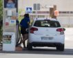 La gasolina y el diésel registran nuevos récords y se afianzan por encima de los dos euros