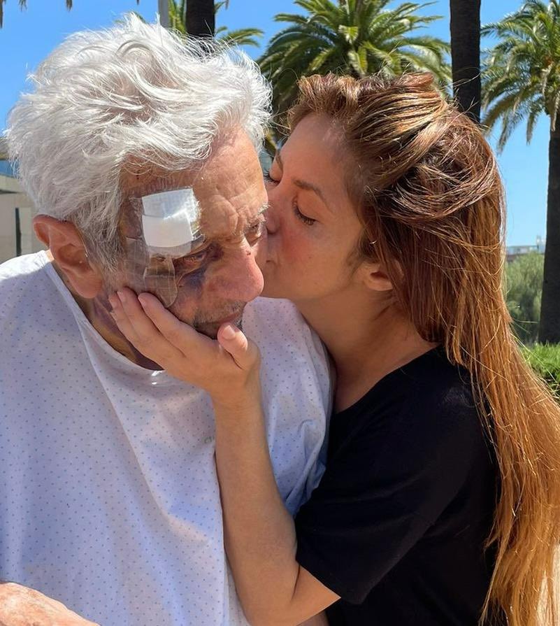 Shakira besa a su padre, tras el accidente sufrido en su domicilio y que requirió de su traslado a un centro hospitalario | Twitter