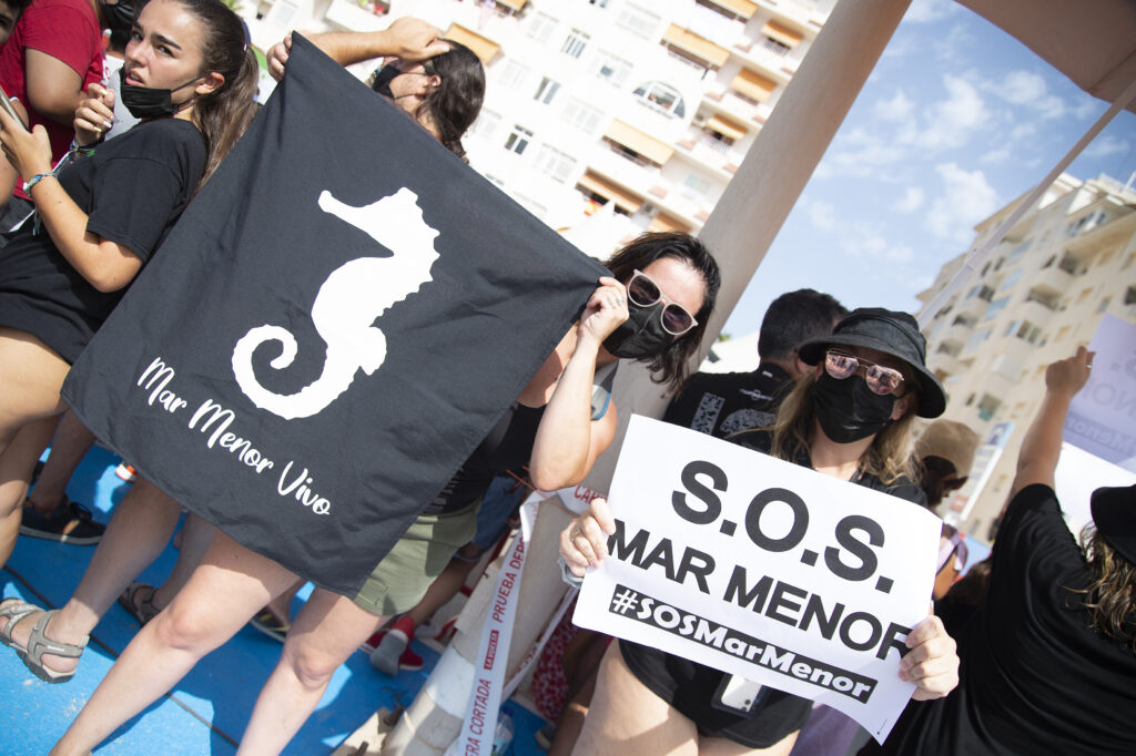 Varias personas participan en una protesta en defensa del Mar Menor en La Manga, Región de Murcia (España)