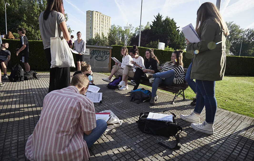 El 65% de los jóvenes se siente decepcionado por los políticos en España, según un estudio