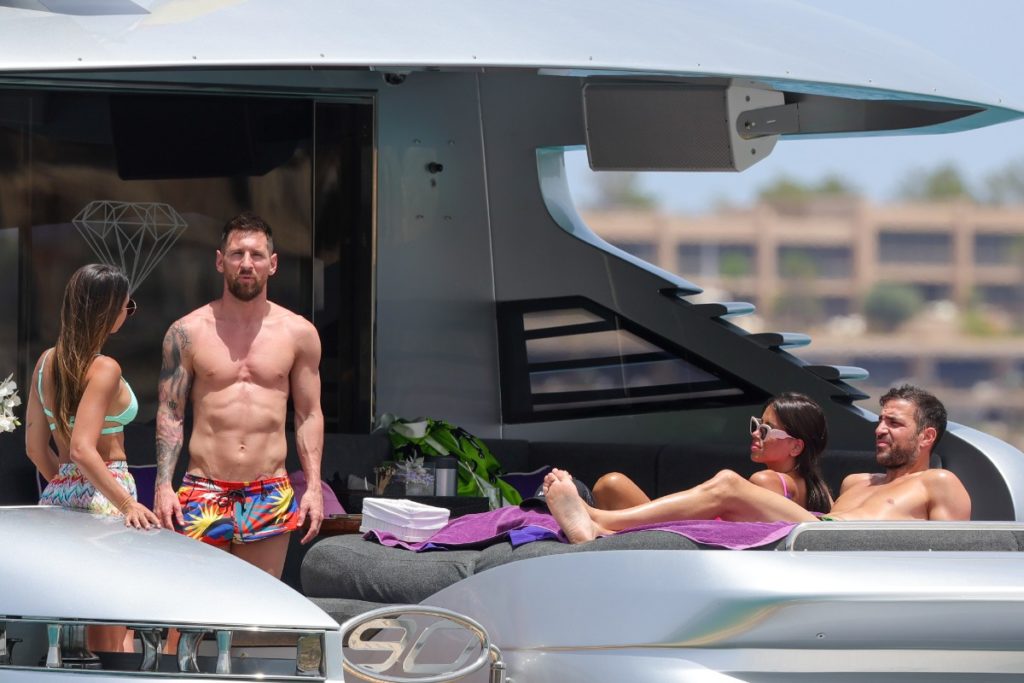 Leo Messi y Cesc Fábregas, vacaciones familiares en Ibiza | Gtres