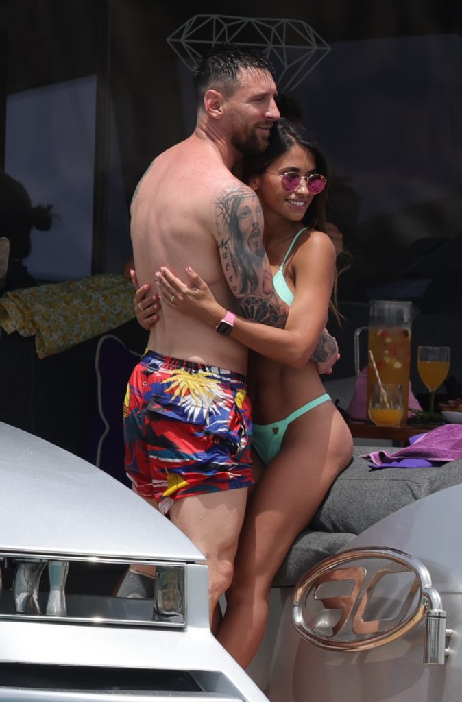 Leo Messi y Antonella Rocuzzo protagonizan un momento romántico durante sus vacaciones | Gtres
