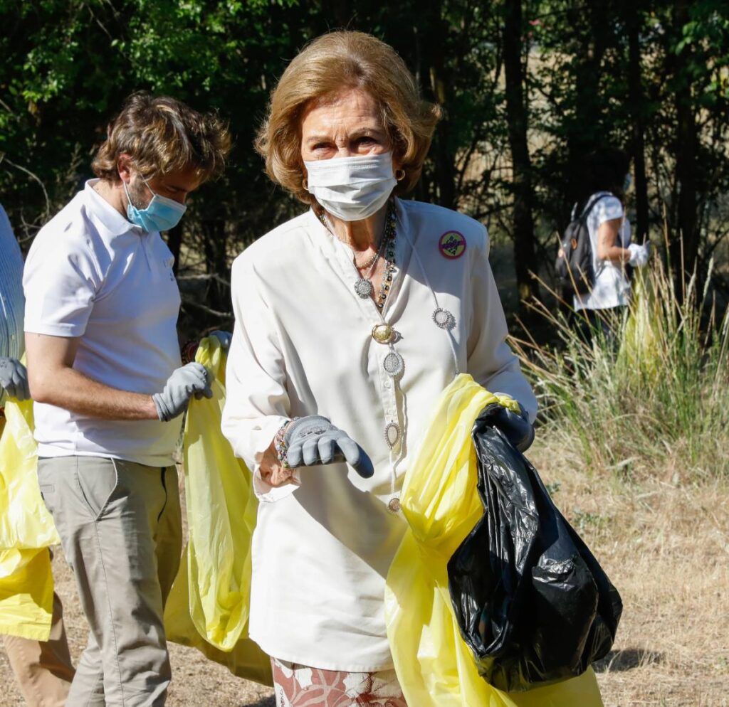 Doña Sofía durante su participación en la recogida de residuos en la naturaleza | Gtres