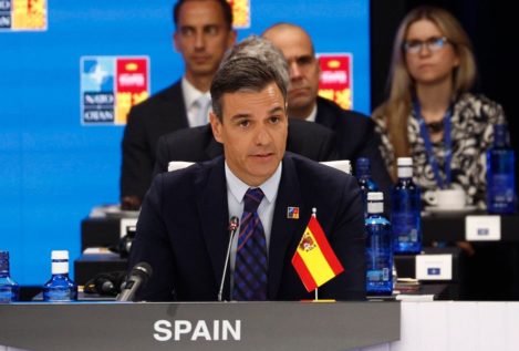 Pedro Sánchez interviene en la cumbre de la OTAN con la bandera de España al revés