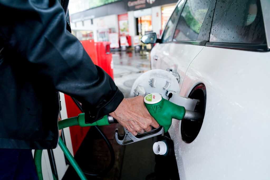 Llenar un depósito de gasolina de 45 litros podría llegar a los 135 euros