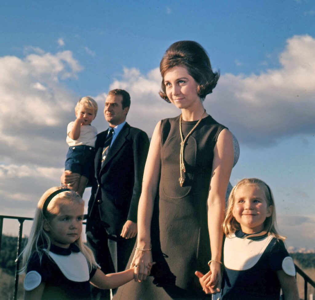 Cuando doña Sofía pilló al rey Juan Carlos in fraganti con una actriz, se fue con sus tres hijos a la India donde estaba su madre | Contacto