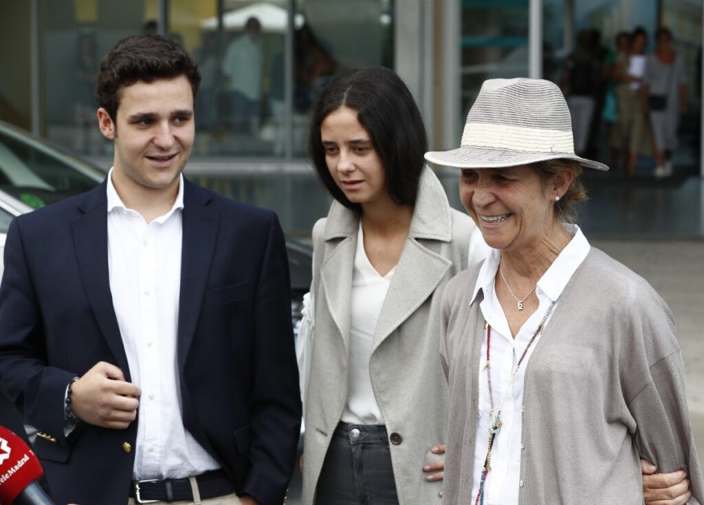 La infanta Elena y sus hijos no faltaron al almuerzo familiar celebrado en La Zarzuela con el rey Juan Carlos | Gtres